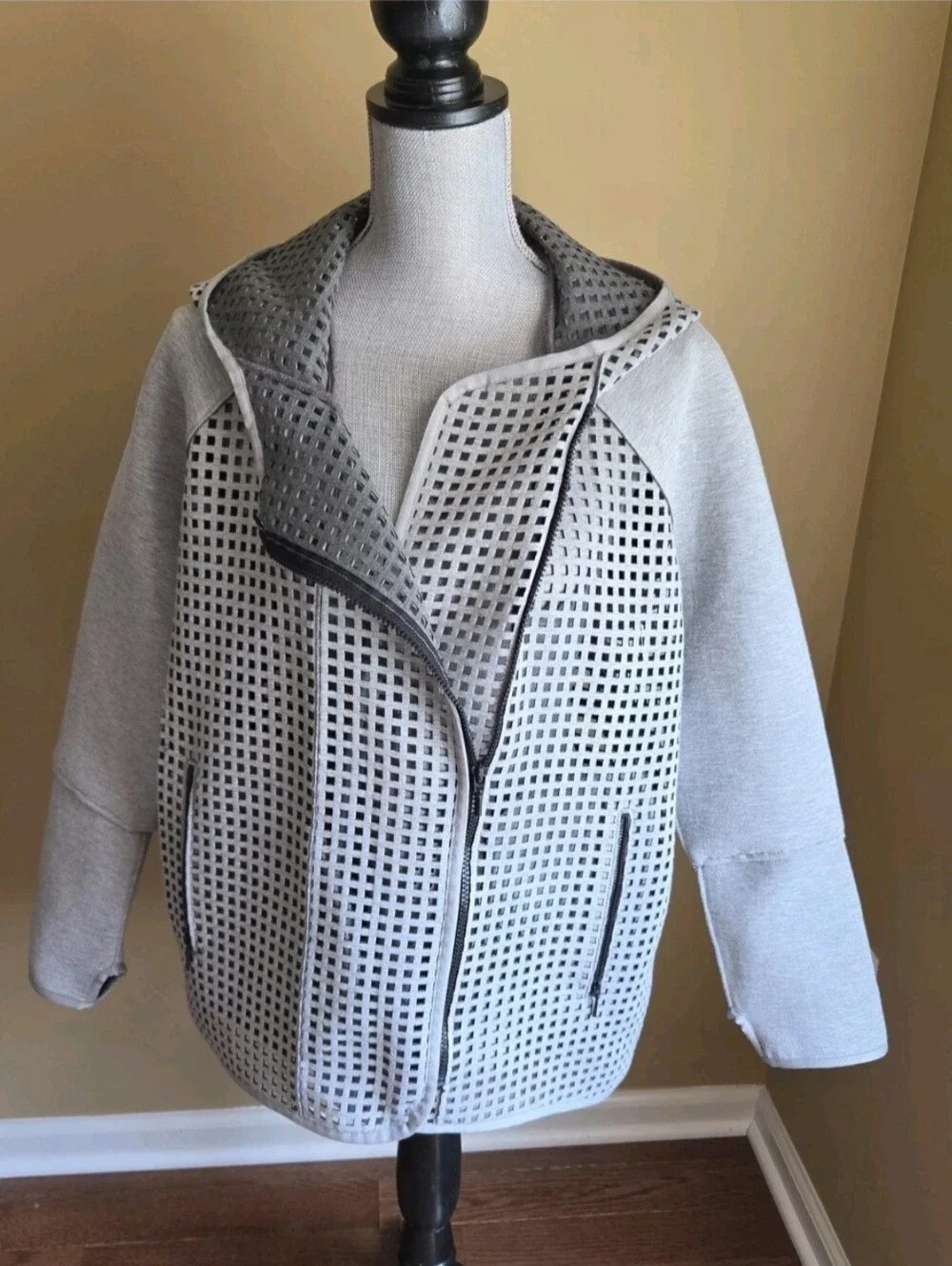 ELIE TAHARI SPORT Gray Laser Cut Hooded Zip-Up Jacket Size L PRE OWN EXCELLENT
